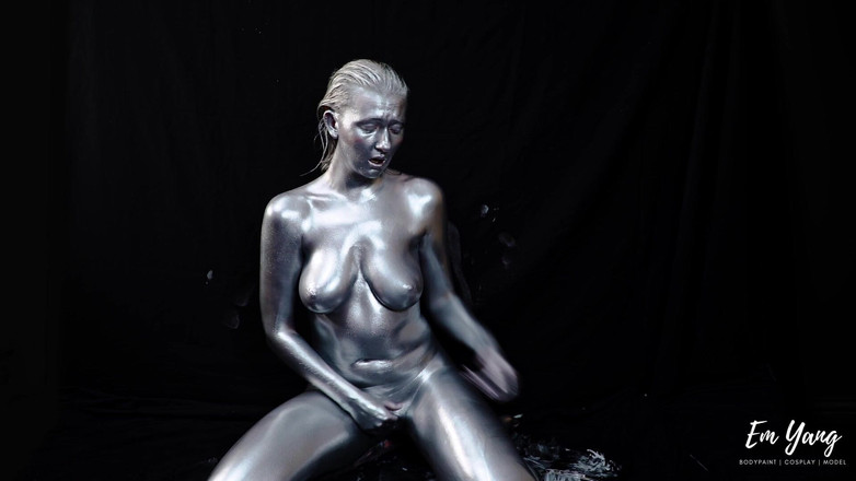 Em Yang: Нанесення фарби на повне тіло срібного тіла та сольна гра