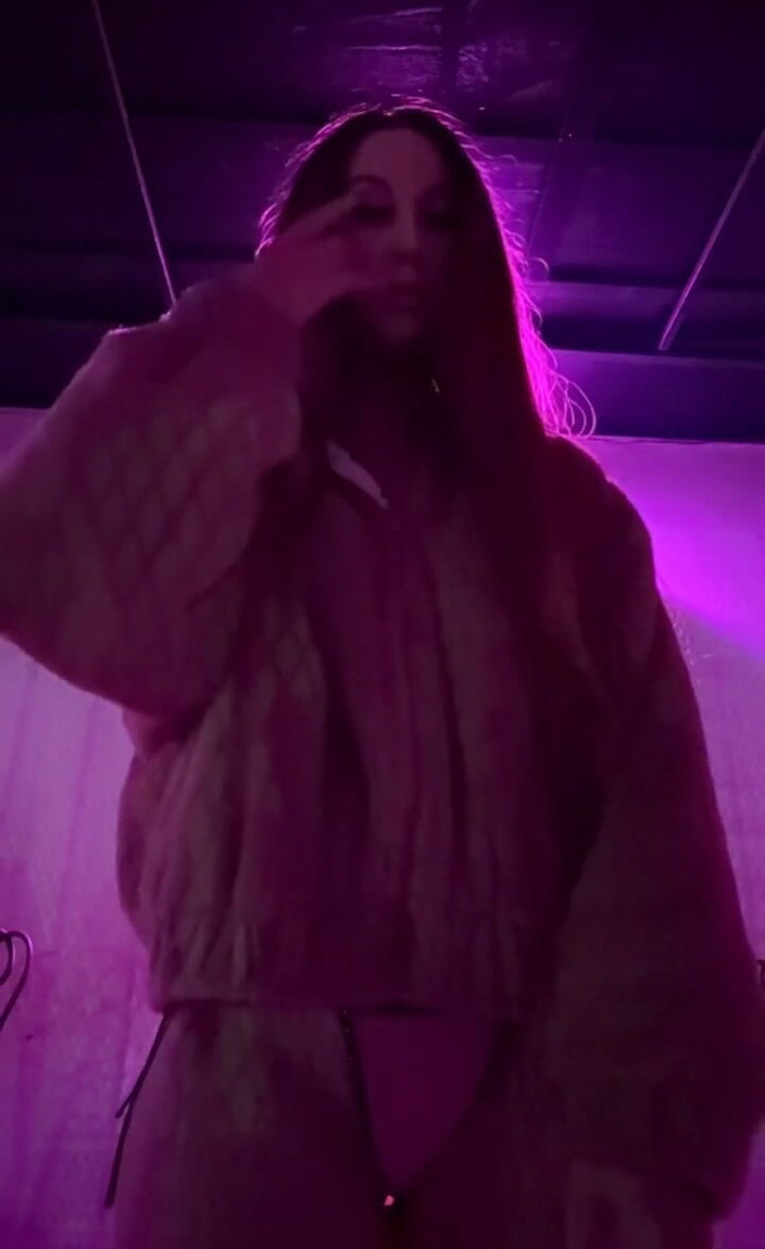 Artemisia Love: Одна — сигарета в бікіні та куртці в клубі