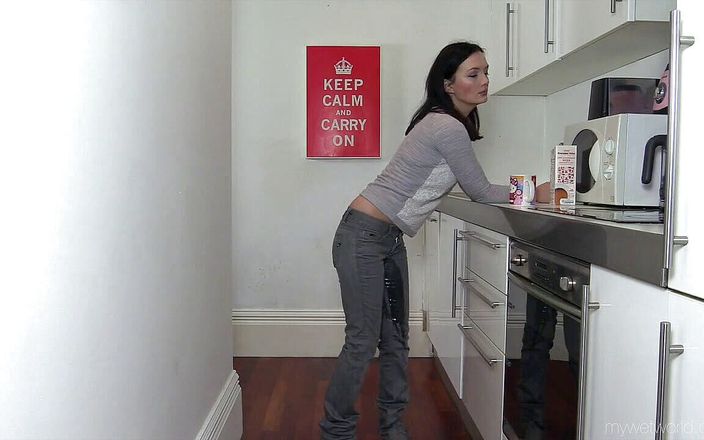 Faye Taylor: Grey jeans in the kitchen