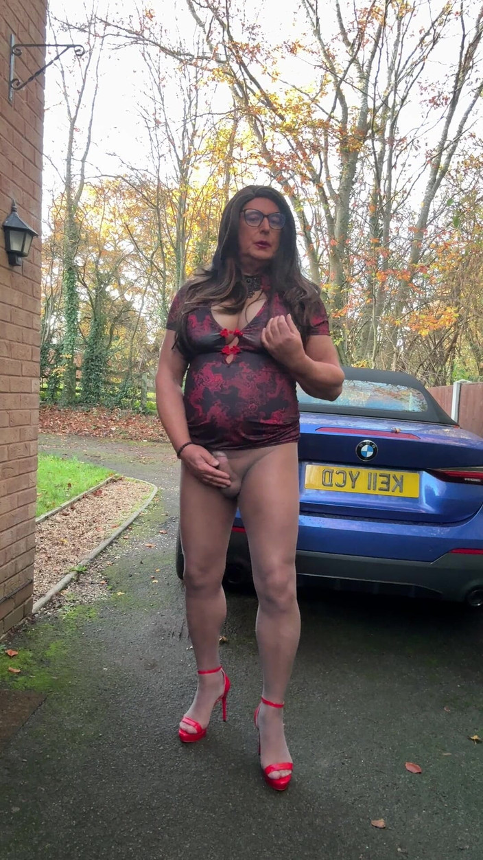 Kelly CD 2022: Sexig crossdresser Kellycd2022 i orientalisk stil klänning och grå sömlös...