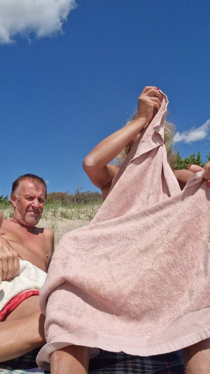 Gigi and David: セックスショーストリップチャット、ヌーディストビーチ、ニューハーフと男、ジジとデイブ2025年5月17日、P1