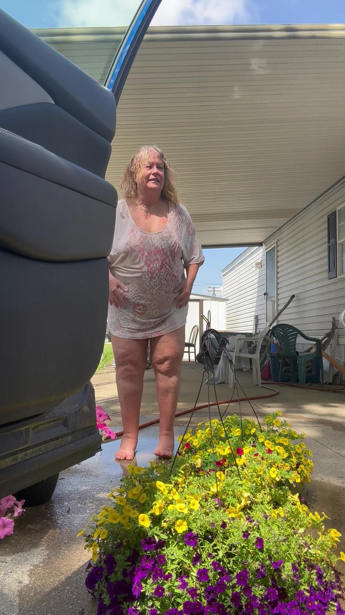 Big Ass 4 U: Tưới hoa khoe vú và đít