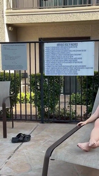 Milf junto a la piscina se folla a dos hombres al azar