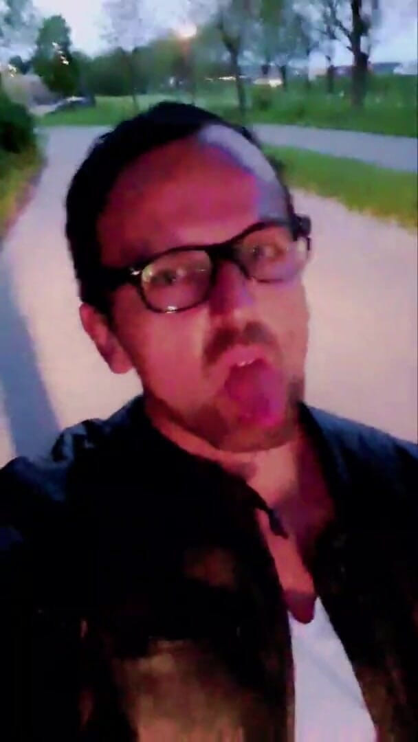 Slutboyben: Slutboyben Cam4 Tom'un önünde tükürüyor