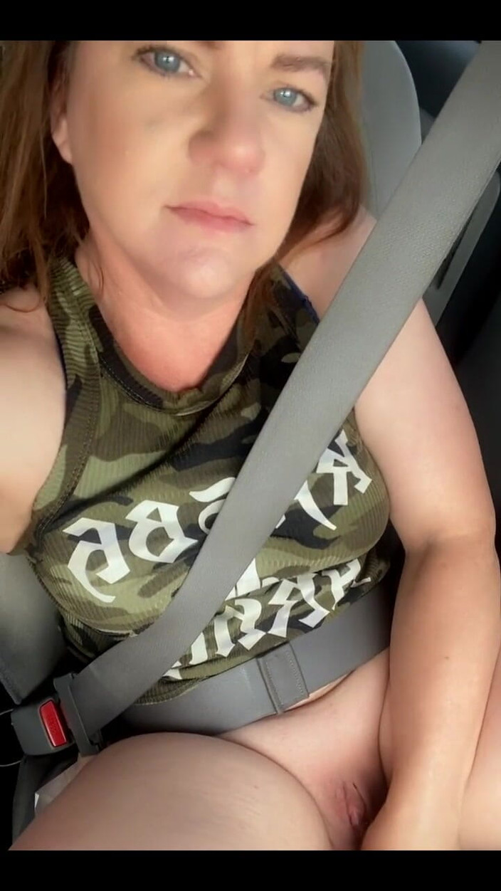 Ms Amanda: Aku suka banget di dalam mobil!