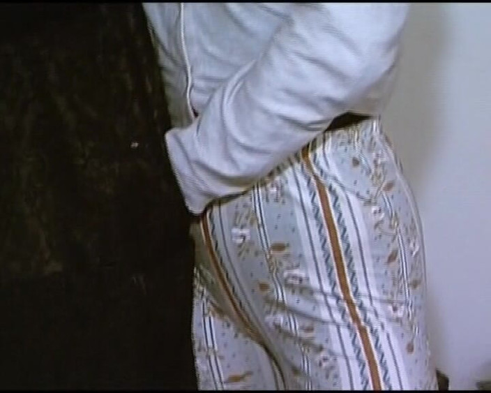 Enjoy German porn: 渴望鸡巴的德国金发女郎在三人行中分享大鸡巴