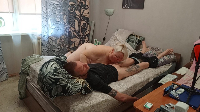 Zona901: Мачеха ласкает хуй делать глубокий минет, пока я не кончу