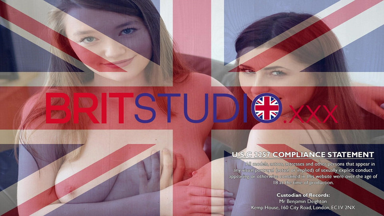 Brit Studio: Deslumbrante loira britânica com peitos falsos se masturbando