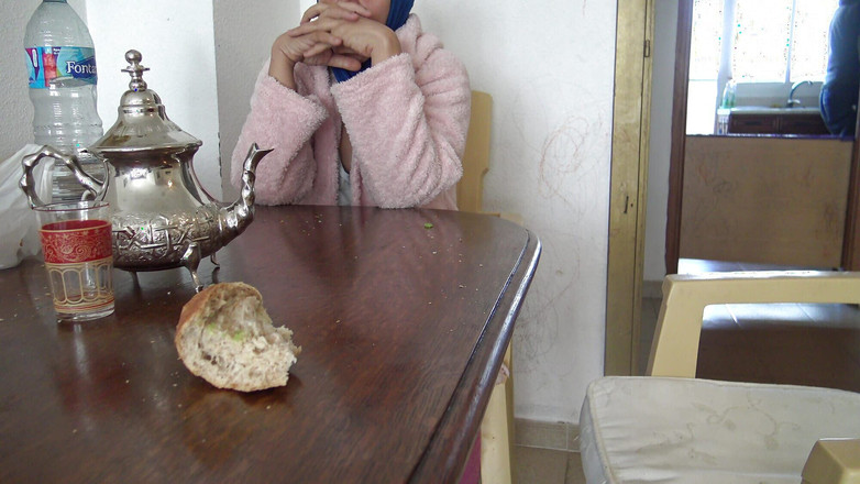 Souzan Halabi: अरबी महिला अपने कमसिन सौतेले बेटे को बालों वाली चूत दिखाती है