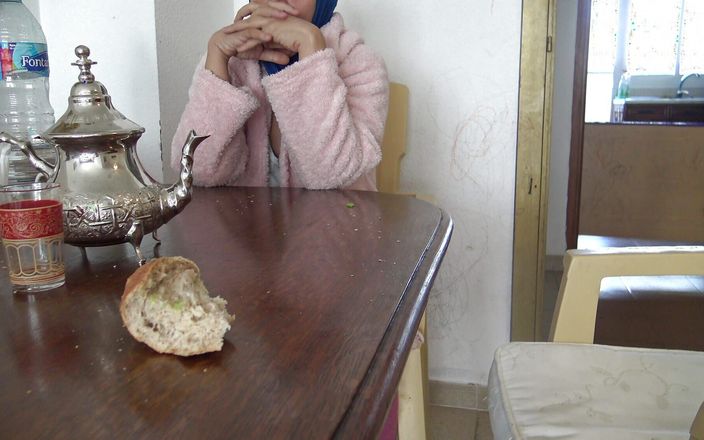 Souzan Halabi: Người phụ nữ Ả Rập khoe âm hộ đầy lông với con trai...