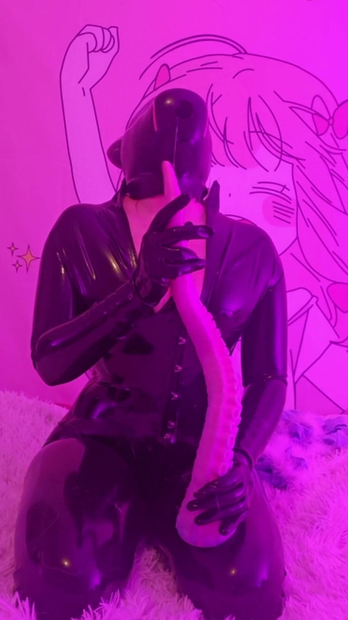 Laska le roomba: Latex Doll Fucks Her Mouth with a Huge Tentacule
