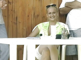 German Homemade: Sexy německá blondýnka v punčochách potěší naloženou chlápka venku