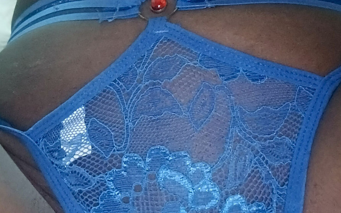 Briita: 在床上抚摸我的阴户并穿上性感的蓝色内衣