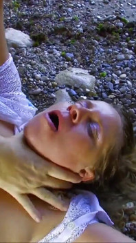 MILF este o curvă cu sâni uriași și un vagin ras care savurează o pulă în pizda ei pe plajă