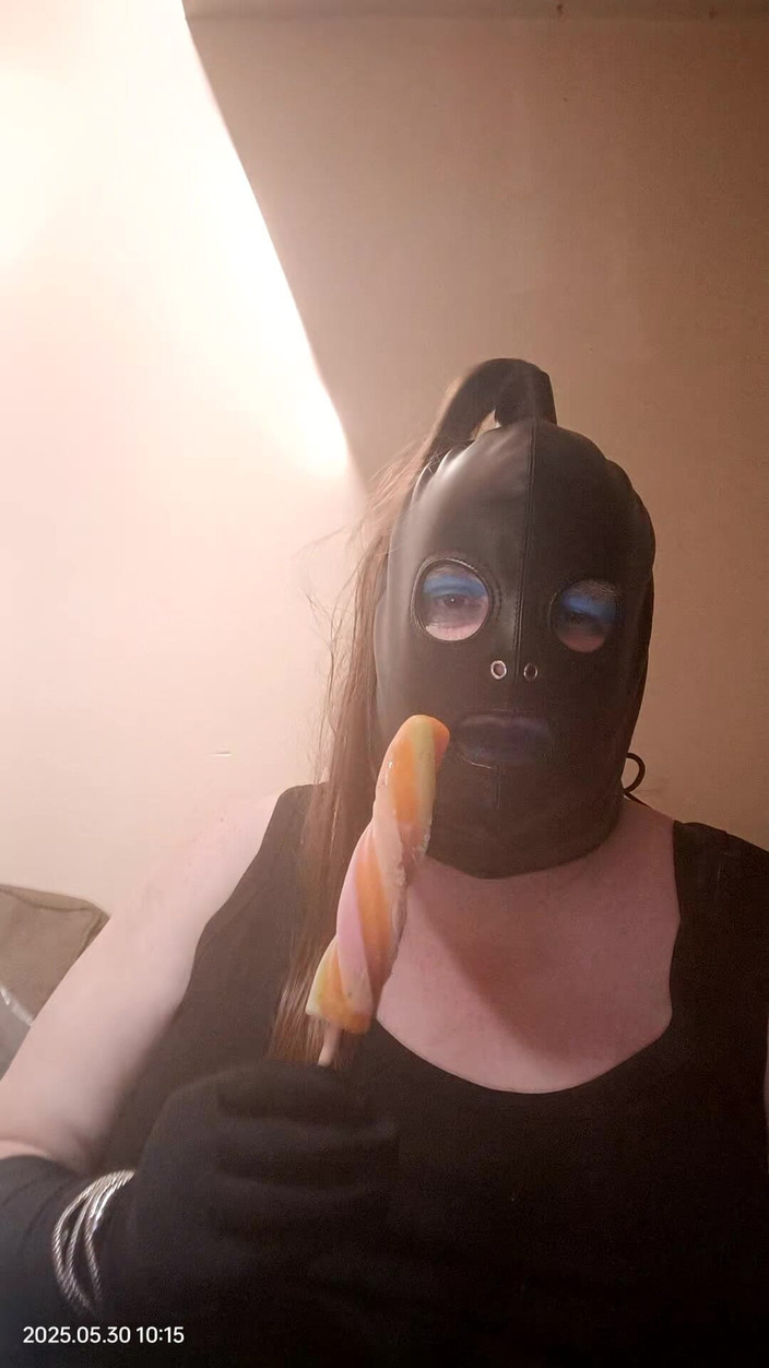 Stephanie-Nicole-TV: Suger en is lolly och pratar om en körning på...