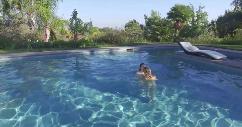 XTime Solo: Aventura cu ejaculare feminină singură în piscină