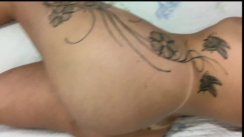 Agatha Lyra: Une branlette chaude à l’heure du déjeuner.