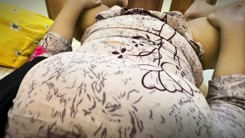 Aria Mia: Orta yaşlı seksi kadın yabancı adamlar tarafından sikiliyor