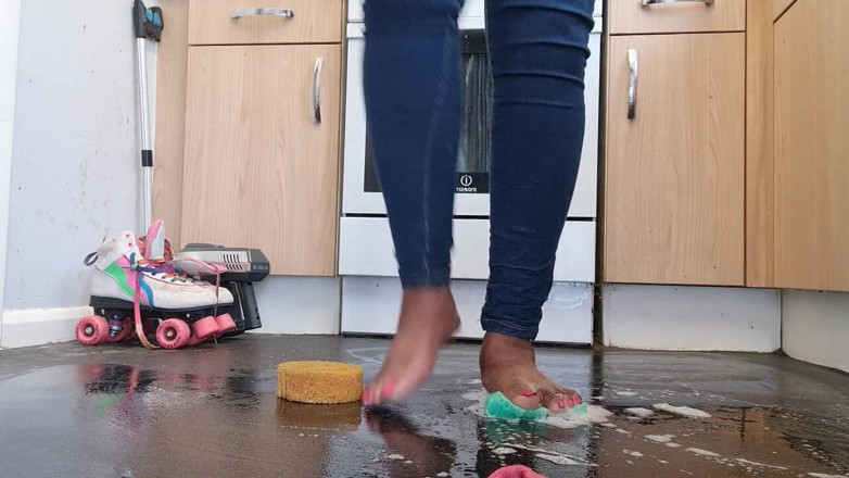Simp to my ebony feet: Cleaning floor with dirty feet
