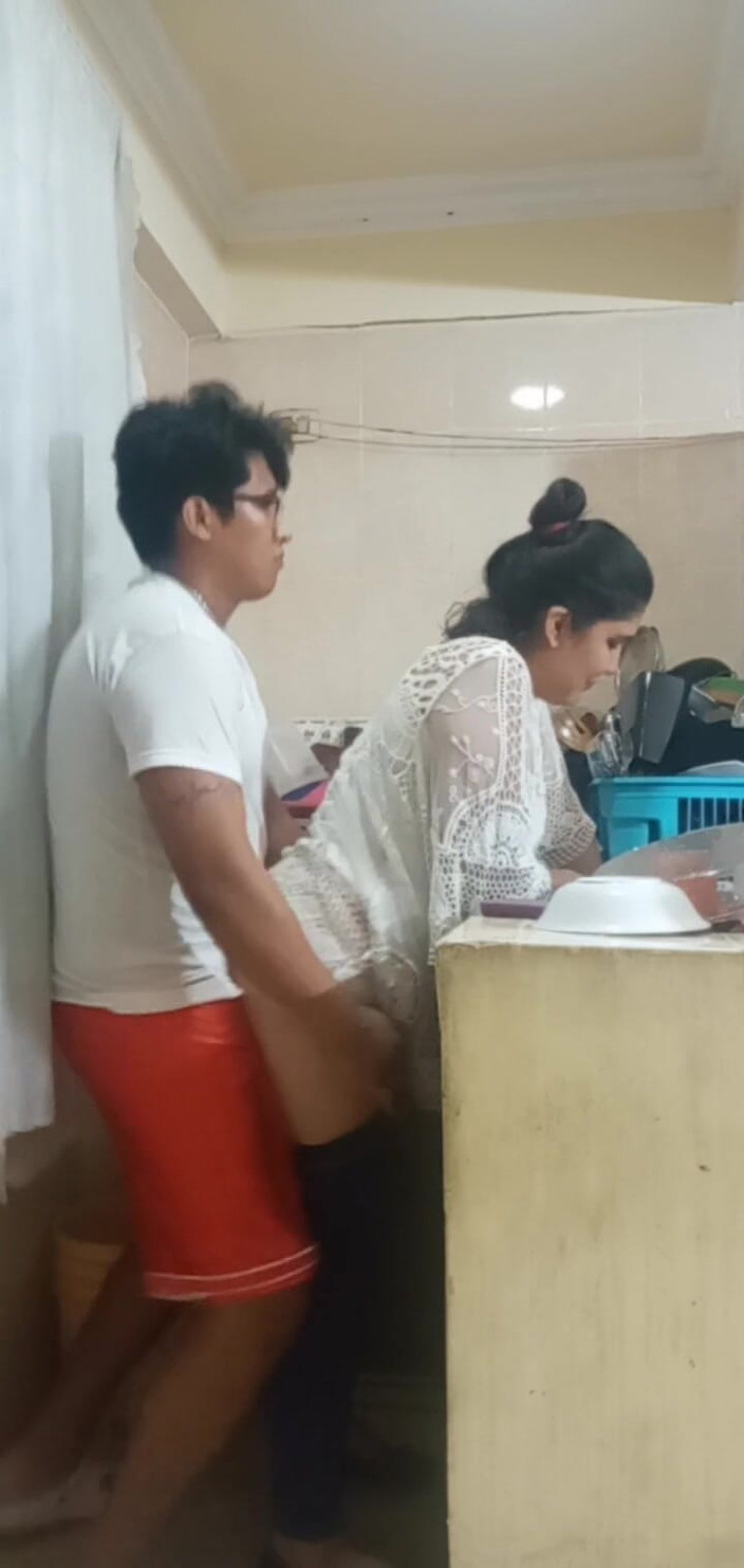 E-Alfa: Servitoare futută când spală vasele în bucătărie