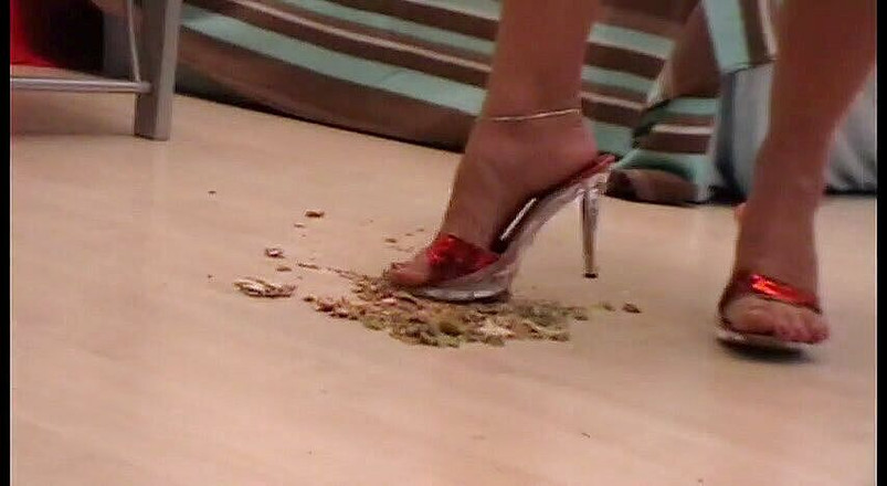 Foot Girls: Elegante loira vestindo salto alto pisando