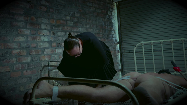 Mistress April: गुलाम के लिए क्रूर बिस्तर