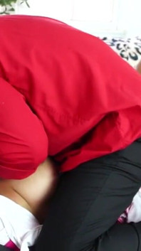 Eboni cantik kurus Serena Ali menghisap dan mengongkek zakar besar