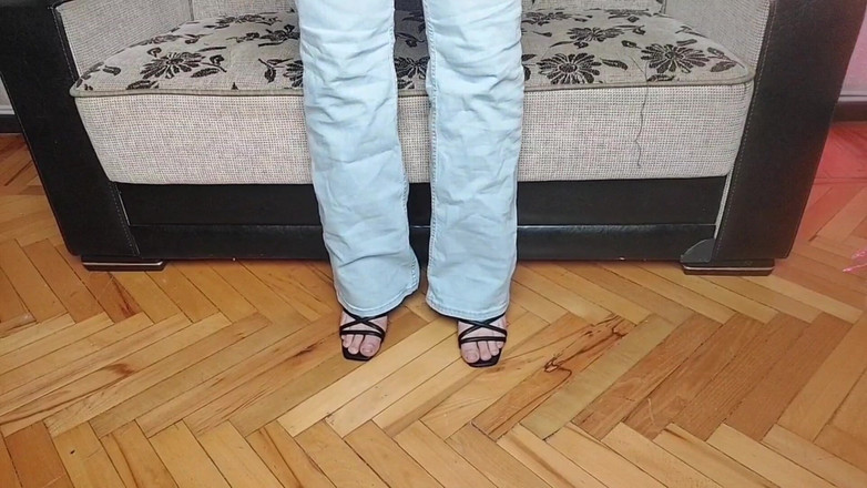 Kitty_Cross: Süße Sissy posiert mit buntem lutscher und lächeln