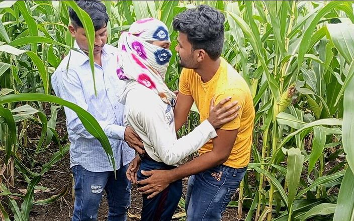 Indian Hijraji: Indická Pooja Shemale Boyfrends si vzala nové přátele na Pooja...