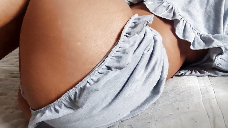 Brunnete Sofi: Çok azgın uyandım ve vajinam bile bakire