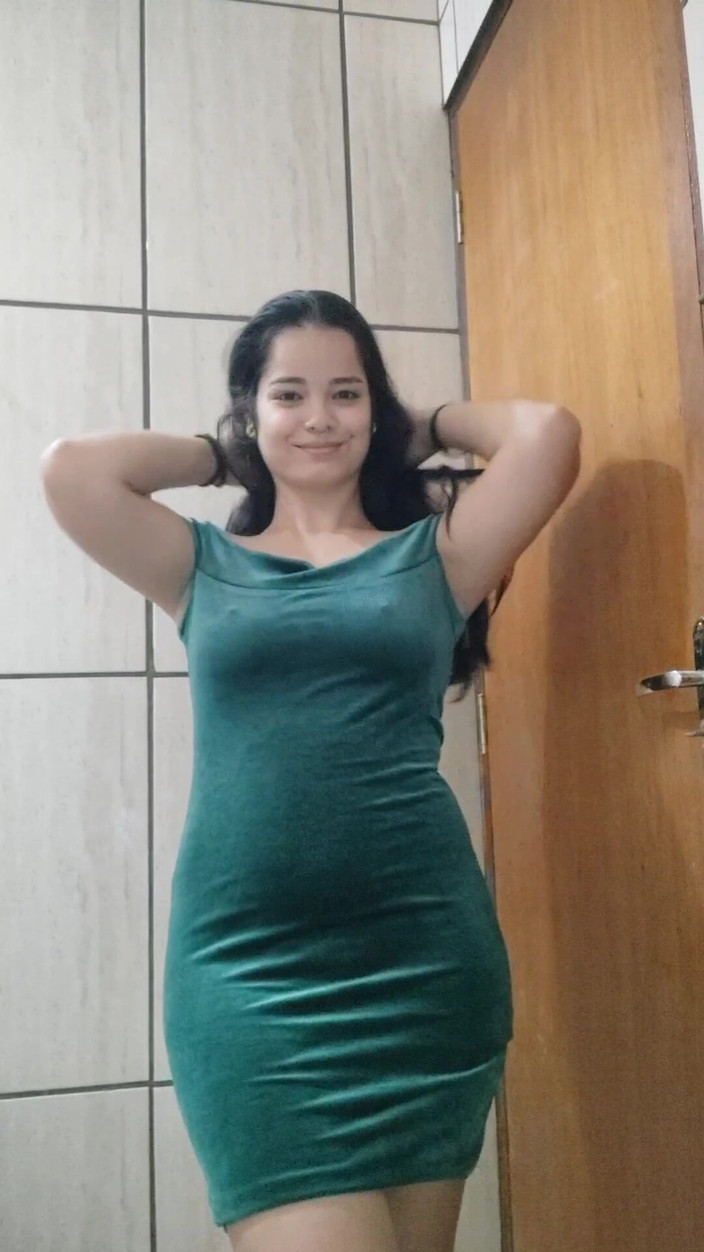 Debora Mendes: 和我一起打扮 - 绿色礼服和挑衅性的外观