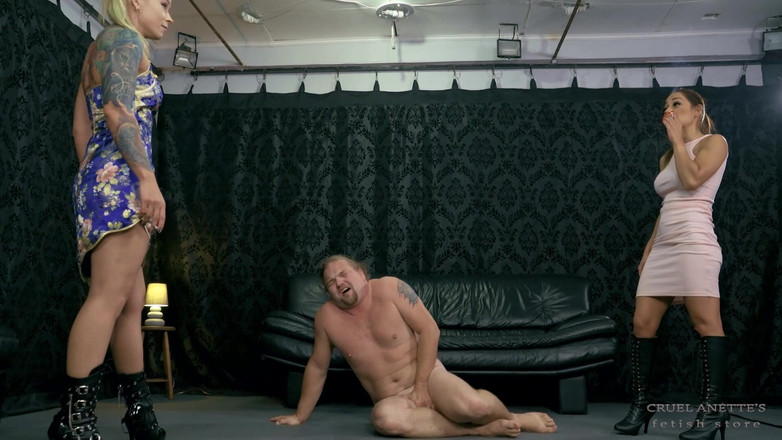 Cruel Anettes fetish world: Sledování filmu mlácení koulí