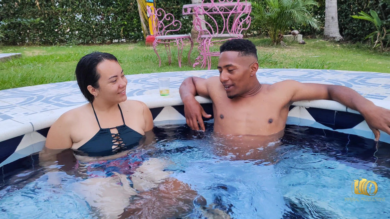 Rioc69: Много солнца, много бассейна, и сводная сестра Anita с Rioc очень хочет