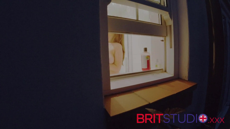Brit Studio: Guardi la tua vicina sotto la doccia