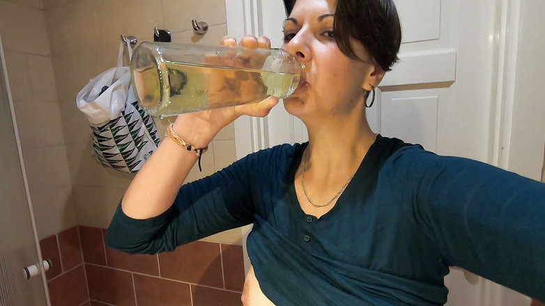 bekycarril: Beky minum kencingnya sendiri