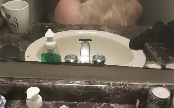 Missi: Mirror blowjob in the bathroom
