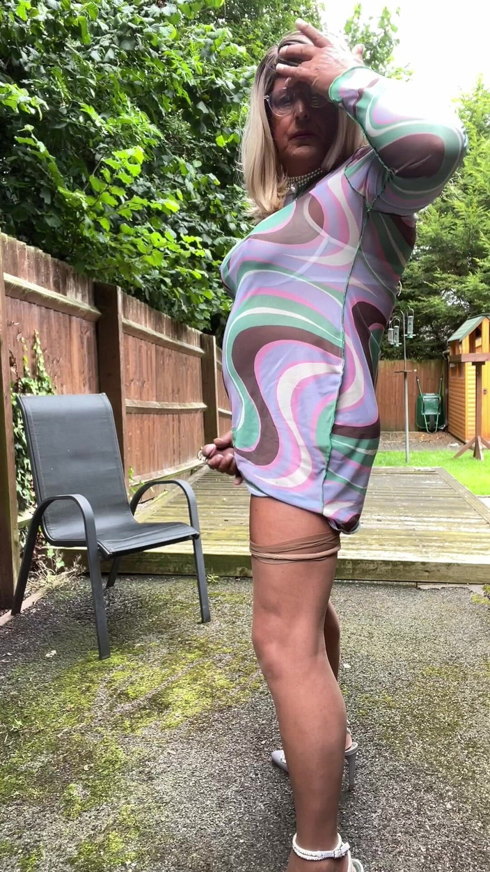 Kellycd2022: アマチュア女装者Kellycd2022日焼けしたシームレスパンストのセクシーな熟女からかい