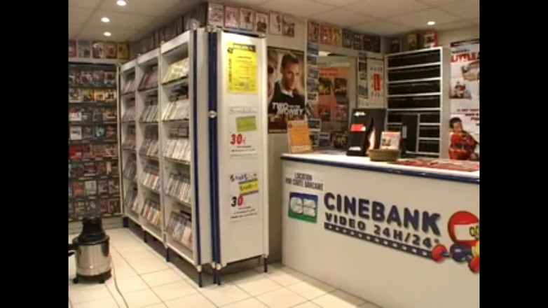 Bisco Birchwood Productions: 热辣的荡妇在她的阴户里插入真空管！