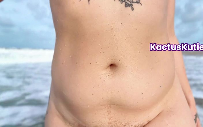 Kactus kutie: 누드 해변에서 걷는 털이 많은 소녀