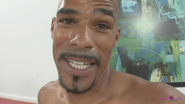 Naughty Black Girls: Розпусна блондинка з великими натуральними стійками хоче показати, що вона може зробити навколо великого чорного члена.