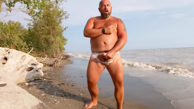 Skin and earth: Beruang gemuk, celana dalam basah yang sobek, jerkoff pantai telanjang (skinandearth)