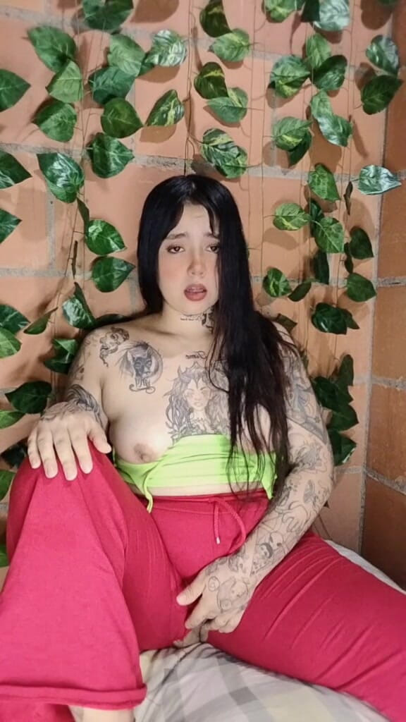 Dalyla: Caleña Se Prende a Dedo Mientras Mira Su Vecino