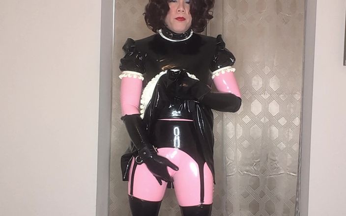 Sissy Candy: ラテックスキャットスーツとメイドドレスシシーはディルドで彼女の両方の穴をファックしようとします