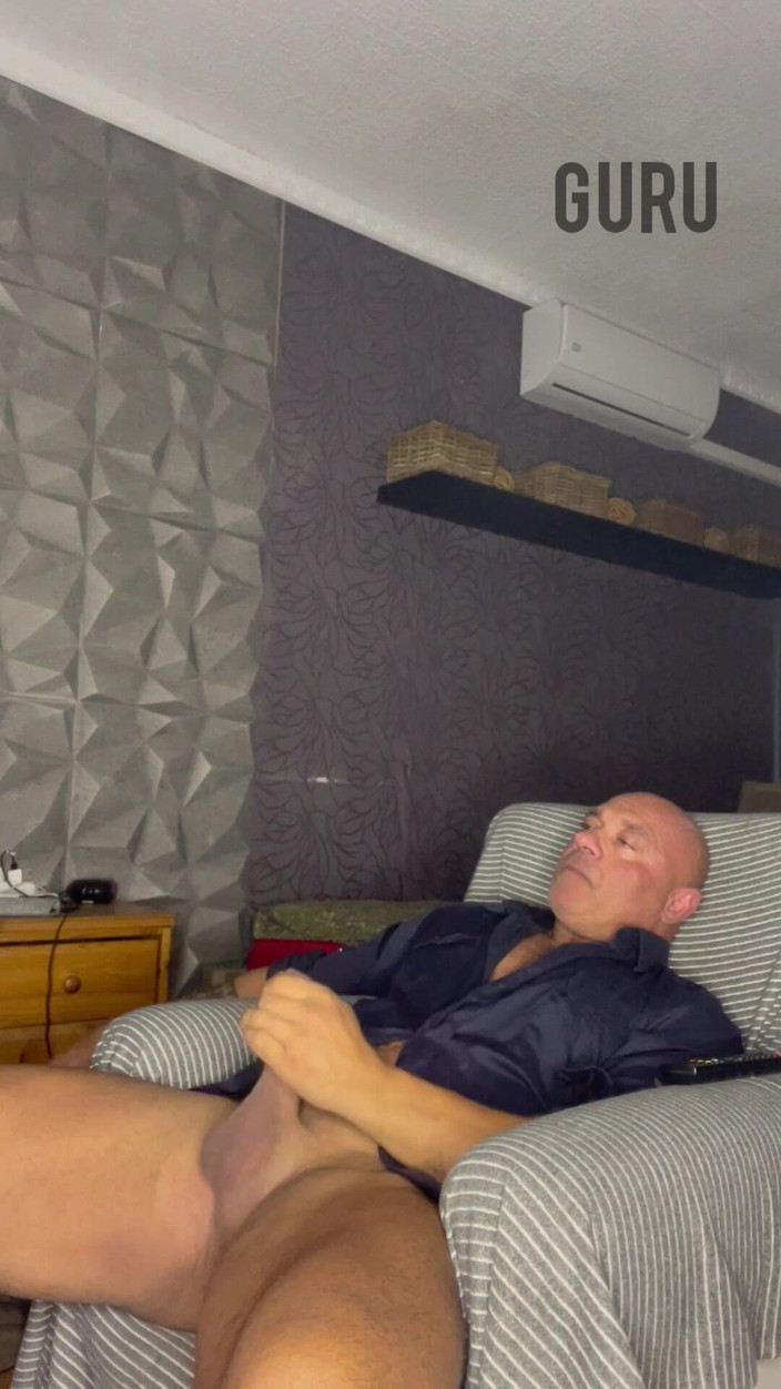 Mr. Guru: Wank Solo doma Líbí se mi toto tričko