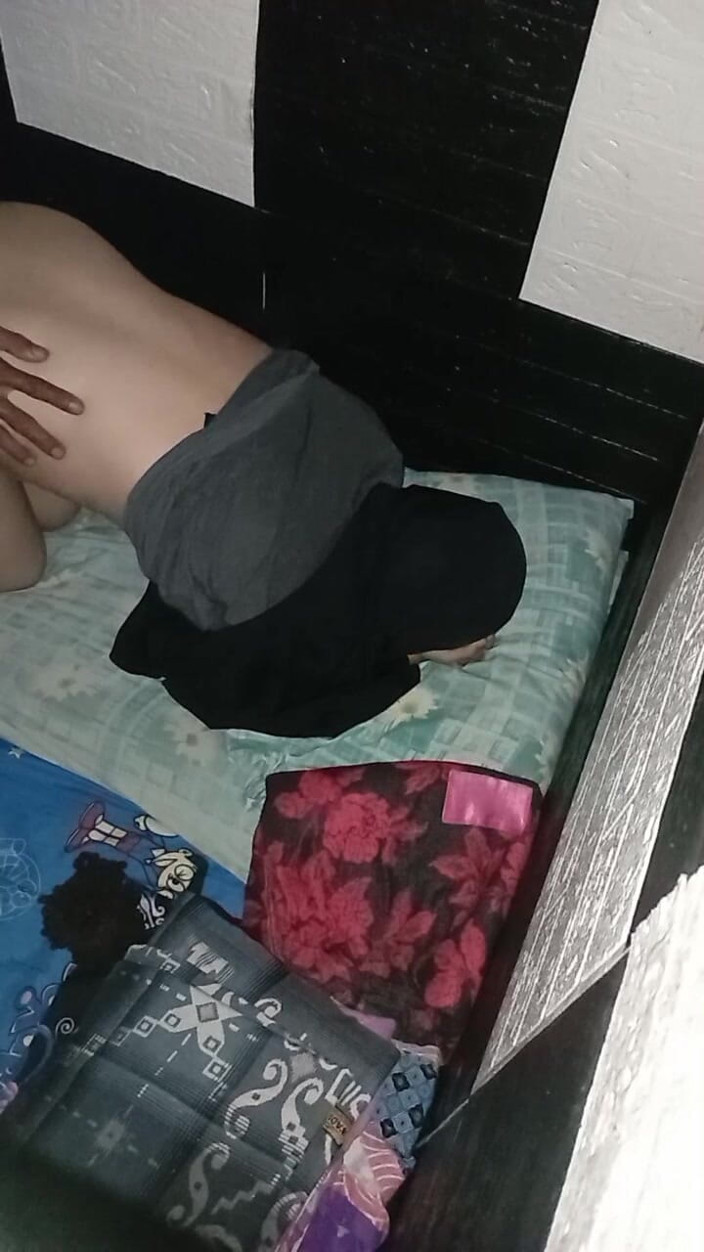 Famly sex: 히잡을 쓴 아시아 여자의 후장 그녀는 비명을 지르고 즐긴다