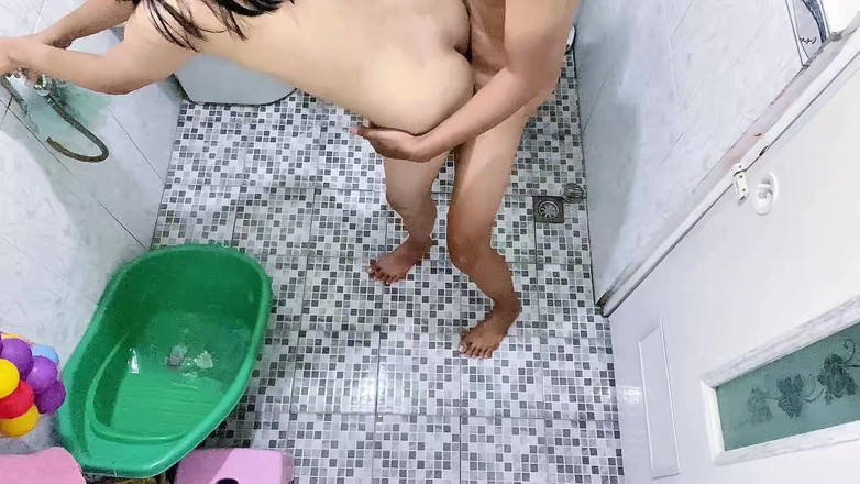 Bella Ivanka: Assistindo um vizinho se masturbar no banheiro