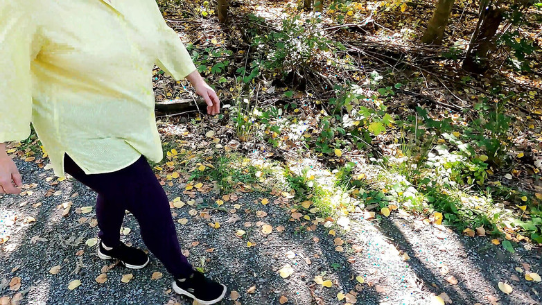 Bouncy Tits Action: अपने पैरों को लकड़ी के ढेर पर फैलाओ - मैं तुम्हारी लेबिया को थप्पड़ मारूंगा