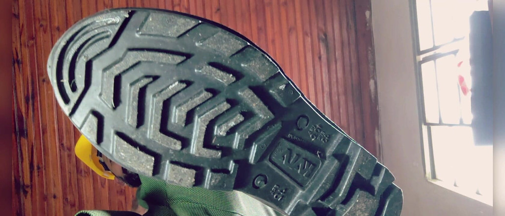 Stink HairyMale: Harter Schwanz mit Stiefeln