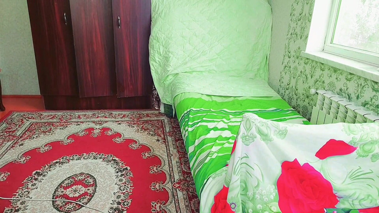 Kitty_Cross: 可爱的娇小坐在秋千上，看起来很梦幻