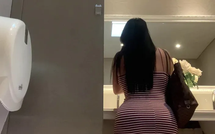 SENSESEX: Camera Amateur in Public Toilet